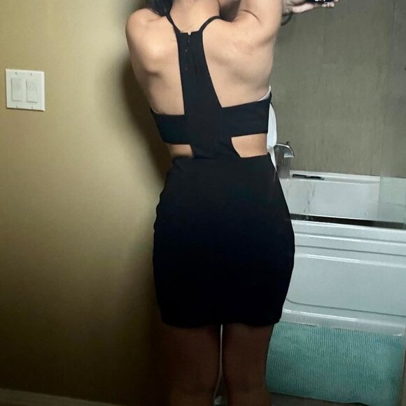 Cut-out V strap Mini Dress - Picture 2 of 4
